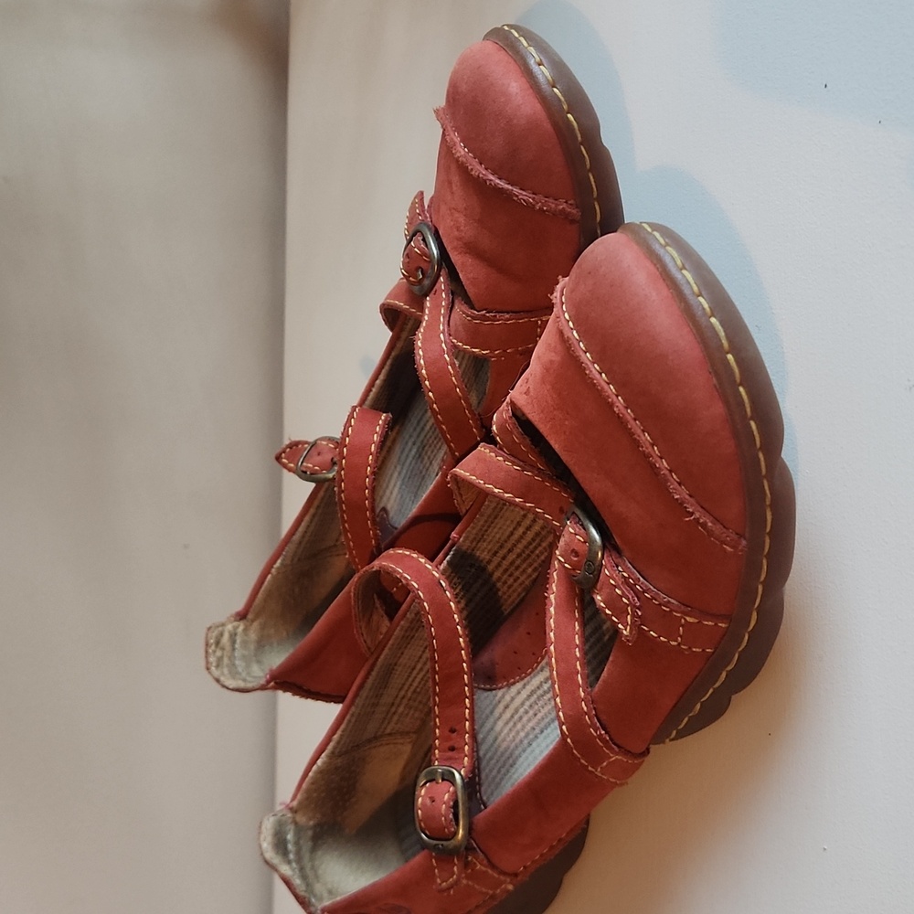 Born women's 6.5 leather flats